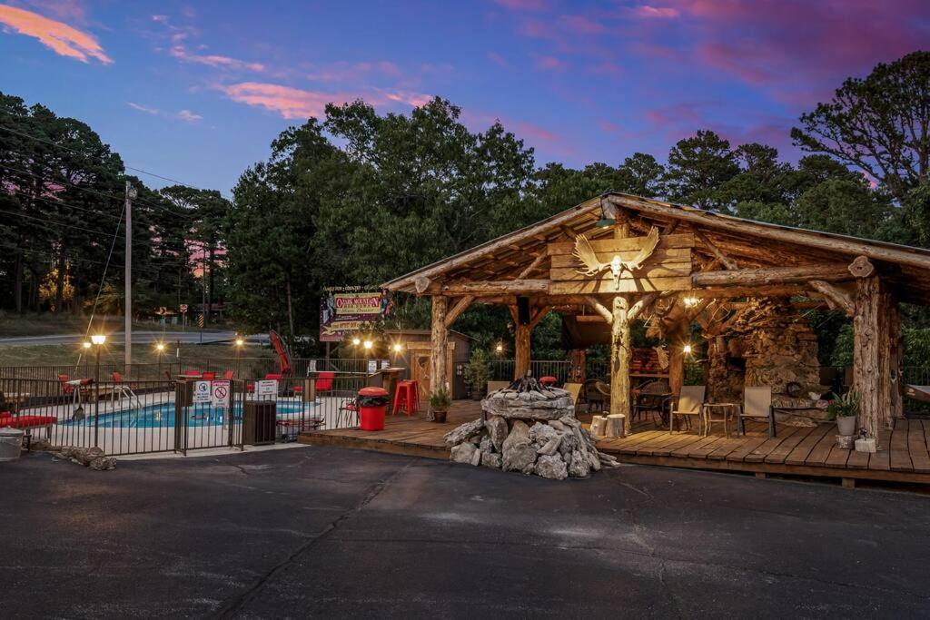 Stonegate Lodge King Bed Wifi 50In Roku Tv Salt Water Pool Room #102 Eureka Springs Zewnętrze zdjęcie