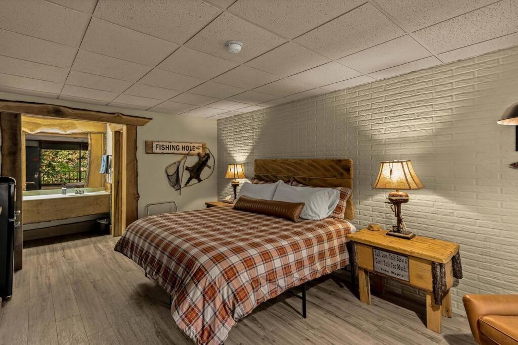 Stonegate Lodge King Bed Wifi 50In Roku Tv Salt Water Pool Room #102 Eureka Springs Zewnętrze zdjęcie