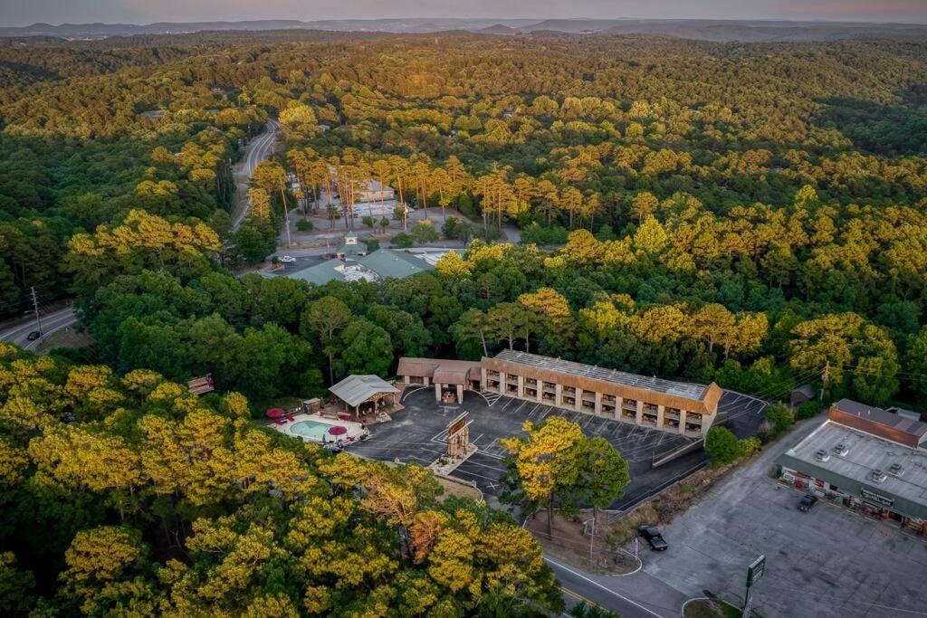 Stonegate Lodge King Bed Wifi 50In Roku Tv Salt Water Pool Room #102 Eureka Springs Zewnętrze zdjęcie