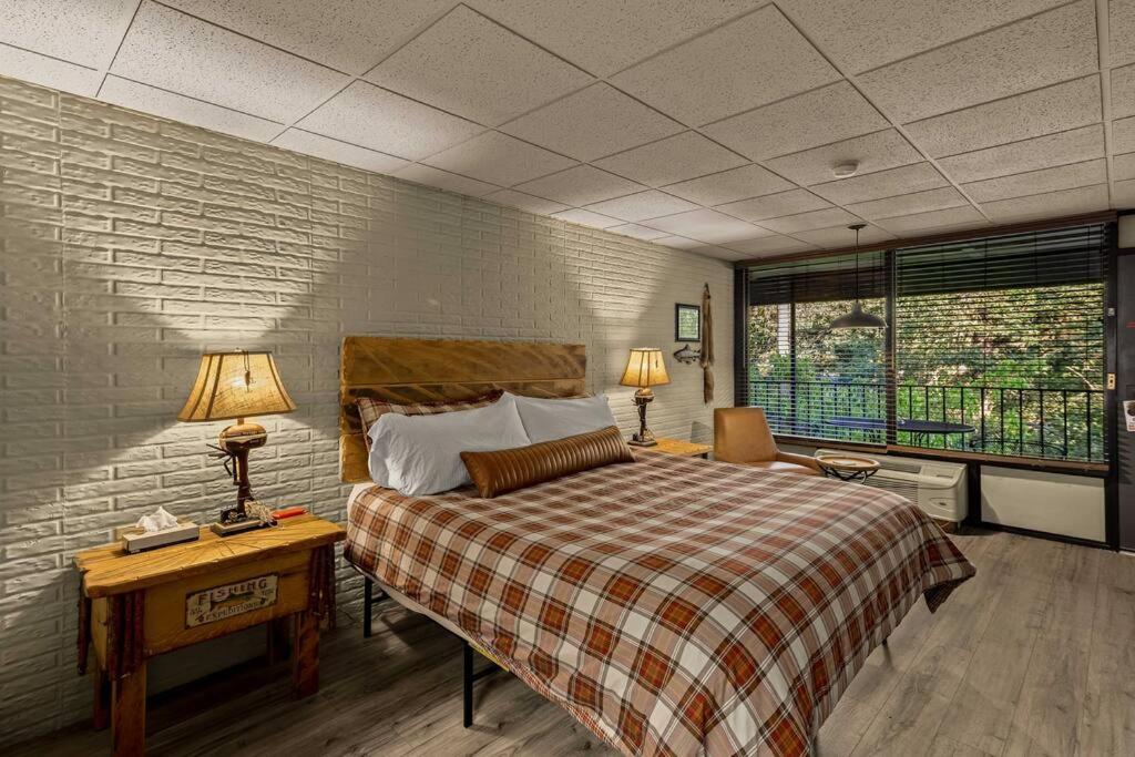Stonegate Lodge King Bed Wifi 50In Roku Tv Salt Water Pool Room #102 Eureka Springs Zewnętrze zdjęcie